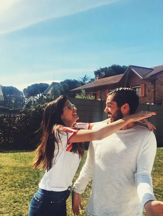 Gelandang Real Madrid, Isco dan Sara Salamo saat bercanda di sebuah halaman. Sebelum dengan Sara, Isco sempat berhubungan dengan Victoria Calderon dan memiliki satu orang anak laki-laki. (Instagram/@sarasalamo)