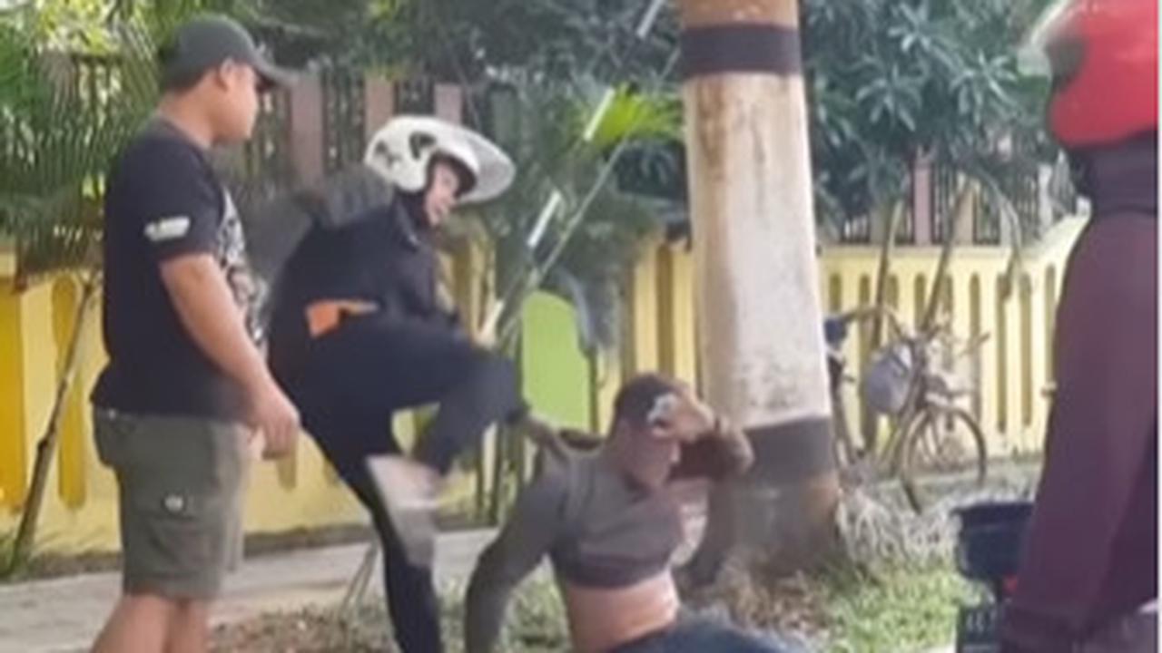 Arogannya Pengendara PCX Tendang Kepala Orang Hingga Pingsan di Pinggir Jalan, ini Identitas Kendaraannya