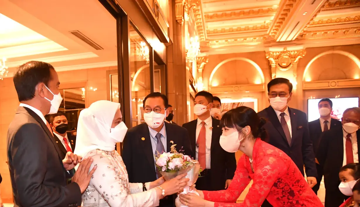 Dita Karang diketahui menetap di Korea Selatan. Ia pun mendapat kesempatan untuk menyambut kedatangan Presiden Jokowi dan Ibu Iriana dalam kunjungan kerja di Seoul, Korea Selatan.(Youtube.com/Sekretariat Presiden)