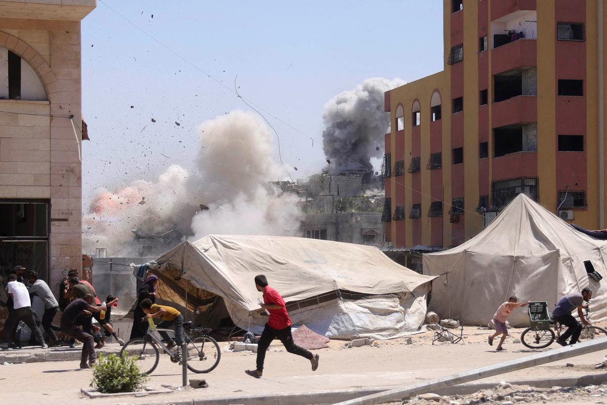 Judul: Detik-Detik Roket Israel Hantam Gedung di Gaza