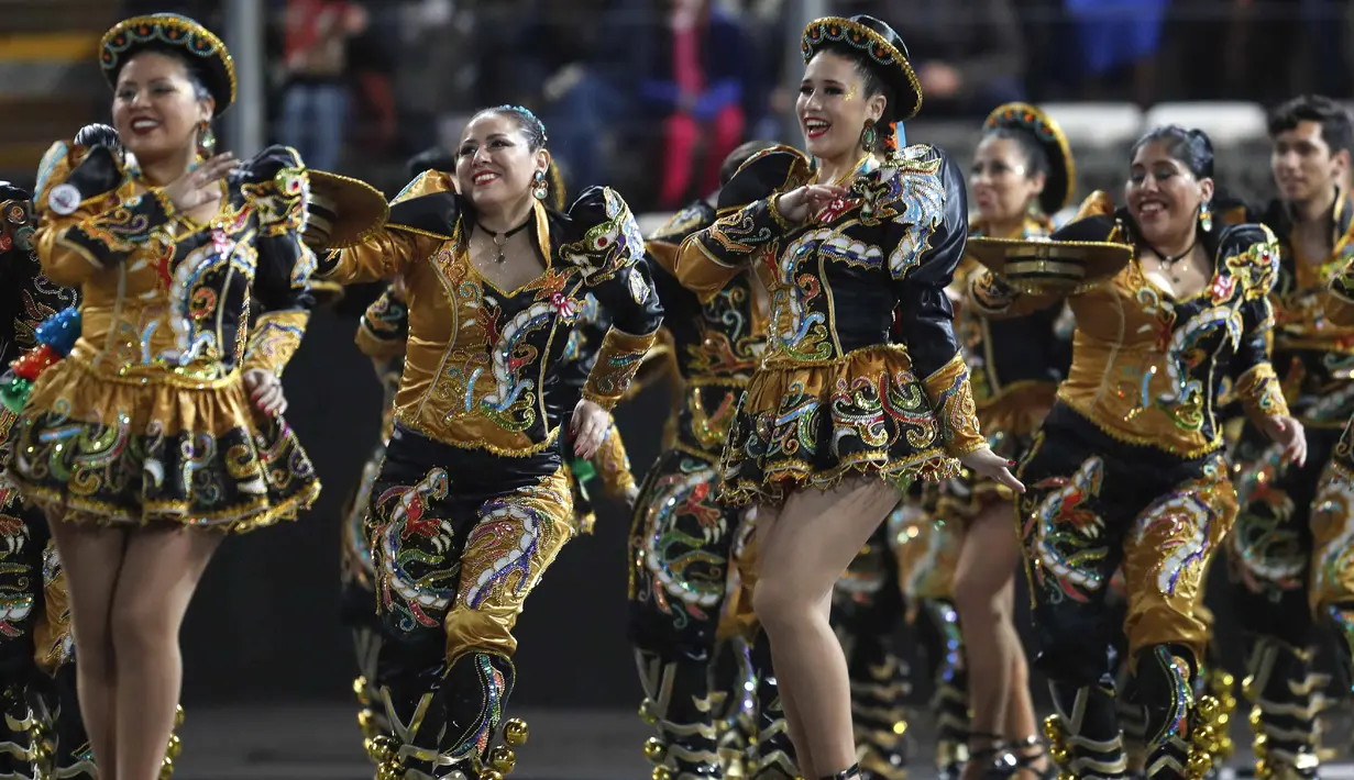Penari tampil dalam Upacara Pembukaan Pan American Games Lima 2019 di Estadio Nacional, Lima, Peru (26/7/2019). Pan American Games XVIII diadakan dari 26 Juli hingga 11 Agustus 2019. (AP Photo/Fernando Vergara)