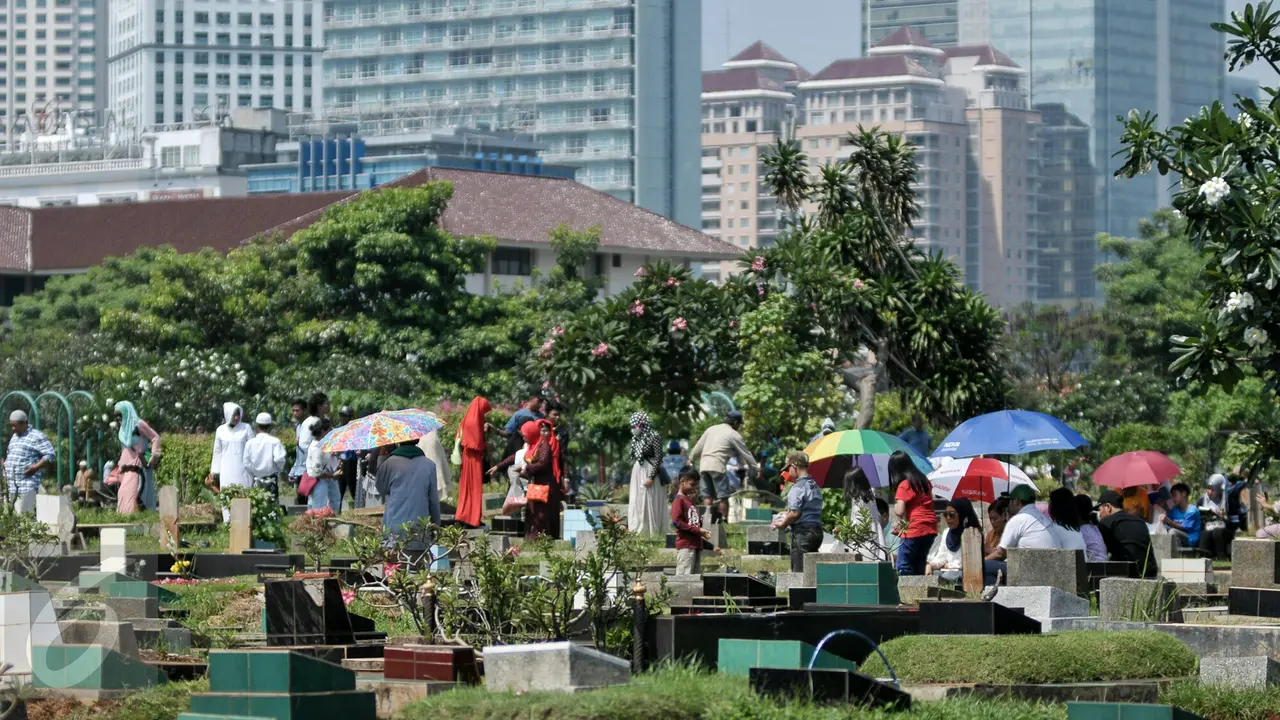 20160706-Hari Pertama Idul Fitri, Makam Dipadati Warga Untuk Ziarah-Jakarta
