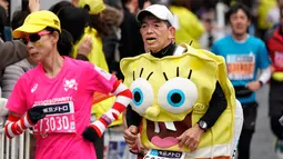 Seorang pelari mengenakan kostum kartun SpongeBob saat ambil bagian pada Tokyo Marathon 2018, Minggu (25/2). Tokyo Marathon adalah salah satu dari 6 kompetisi lari kelas dunia setelah Boston, New York, Chicago, Berlin, dan London. (AP/Shizuo Kambayashi)