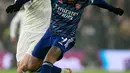 Gelandang Leeds United Adam Forshaw (kiri) bersaing dengan striker Arsenal Alexandre Lacazette (kanan) pada pekan ke-18 Liga Inggris di Stadion Ellan Road, Leeds, Minggu (19/12/2021) dini hari WIB. Arsenal menang 4-1 di kandang Leeds United. (Lindsey Parnaby / AFP)