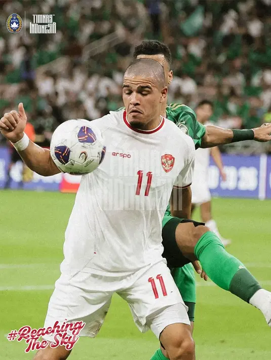 Pemain Timnas Indonesia, Ragnar Oratmangoen menguasai bola saat menghadapi Arab Saudi pada laga matchday pertama putaran ketiga Kualifikasi Piala Dunia 2026 zona Asia Grup C di King Abdullah Sports City Stadium, Jeddah, Arab Saudi, Jumat (6/9/2024) dini hari WIB. (Instagram PSSI)