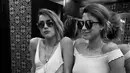 Aktris Amber Heard dan sahabat wanitanya berpose di sebuah lift di Bali, Indonesia. Mantan istri aktor Johnny Depp tampil seksi saat berada di Bali. (Instagram/@amberheard)