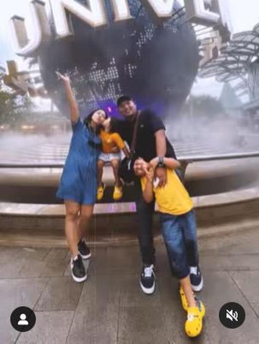 Chua Kotak dan Firmansyah Mahidin Putra, mengajak kedua anaknya liburan ke Singapura. Mereka berpose di tempat yang ikonik. (Foto: Instagram/@chuakotak)