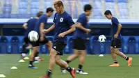 Para pemain Jepang menjalani latihan jelang laga melawan Polandia di Volgograd, Kamis (28/6/2018). (AFP/Philippe Desmazes)