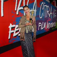 Putri Marino berhasil meraih Piala Citra berkat kiprahnya di industri film Tanah Air. Perannya di film Losmen Bu Broto menghantarkan istri Chicco Jerikho itu membawa pulang Piala Citra 2022 untuk kategori Pemeran Pendukung Perempuan Terbaik. (instagram/putrimarino)