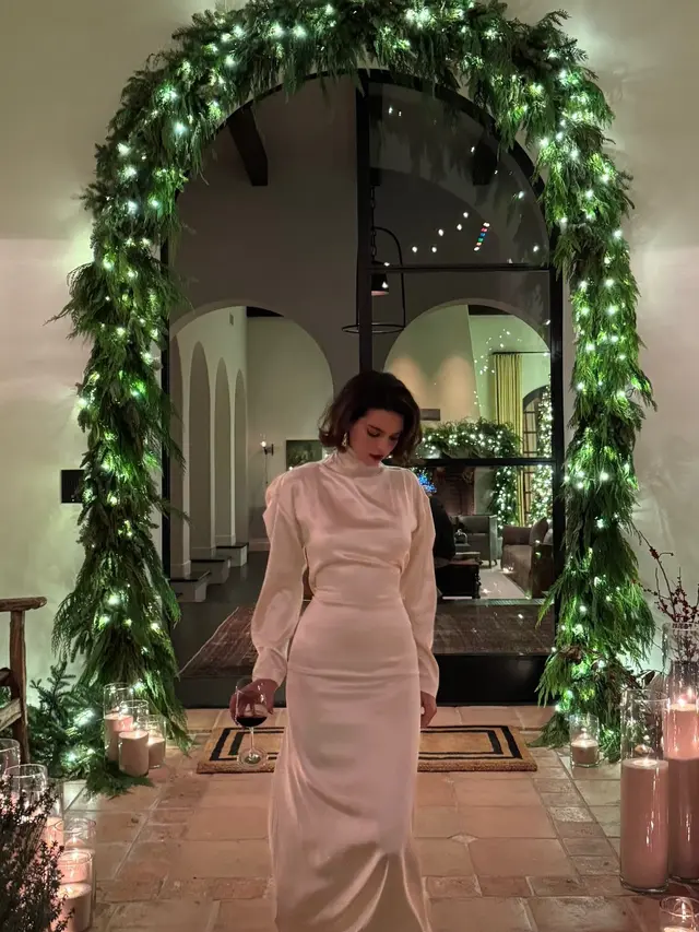 7 Pesona Gaya Artis Dunia Rayakan Natal 2024, Lisa BLACKPINK, Kendall Jenner, hingga Paris Hilton