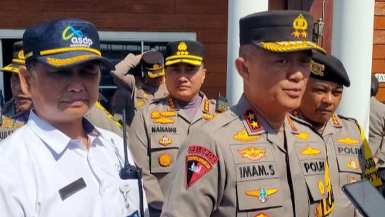 Kapolda Jatim Irjen Pol Imam Sugianto saat meninjau Pos Operasi Puri Agung 2024 di Pelabuhan Ketapang Banyuwangi (Hermawan Arifianto /Liputan6.com)