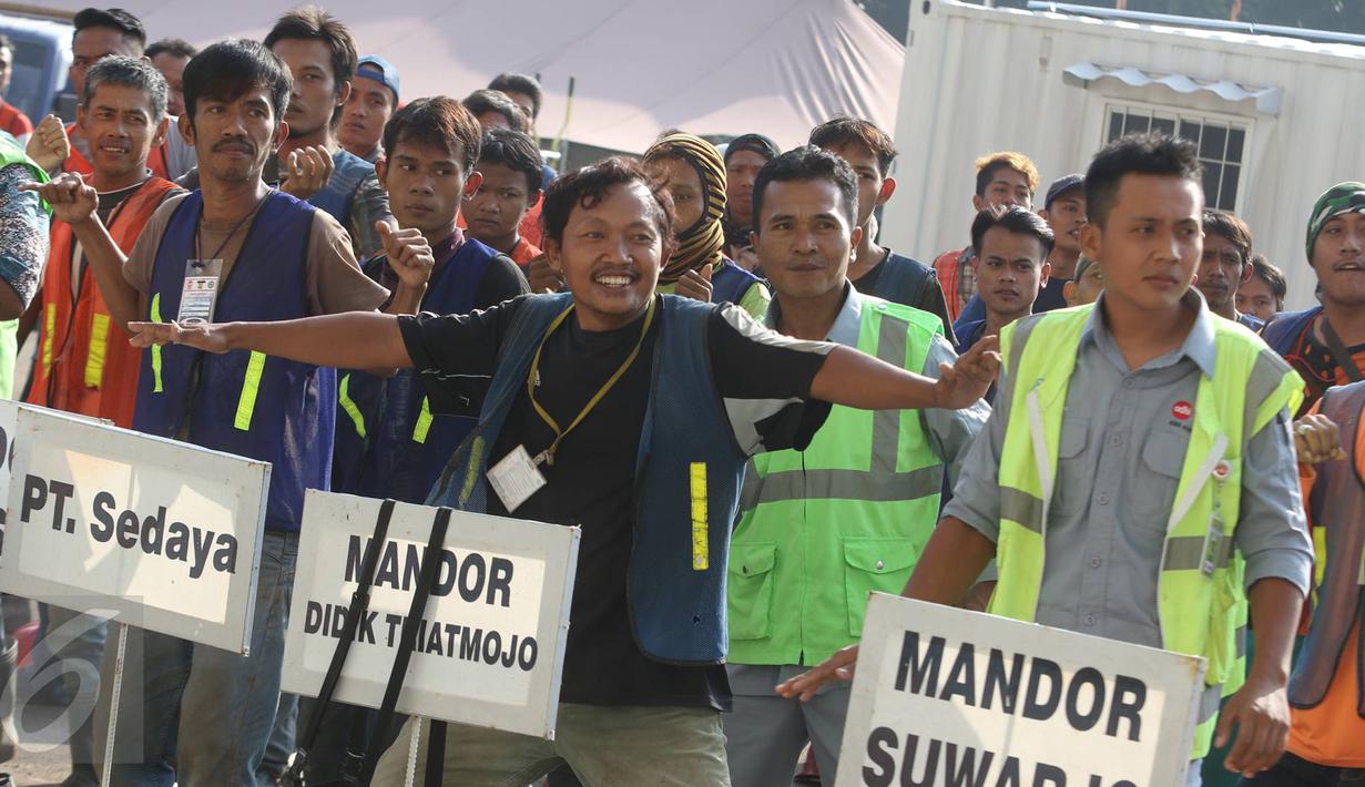 Ekspresi pekerja renovasi Stadion Utama GBK saat melakukan senam sebelum beraktivitas di kawasan Senayan, Jakarta, Jumat (17/3). Senam dilakukan untuk menjaga kebugaran pekerja yang rutin diadakan setiap Jumat pagi. (Liputan6.com/Immanuel Antonius)