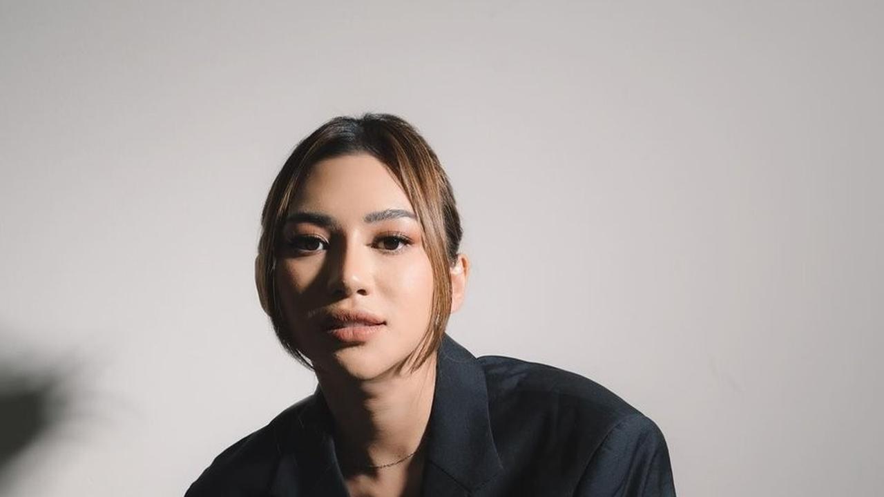 Dengan memadukan blazer hitam yang chic dan celana jeans casual, Shakilla Astari berhasil menciptakan tampilan yang stylish dan effortless.<br>
