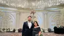 Kiky Saputri yang tengah berbadan dua turut hadir mengenakan off shoulder midi dress warna navy yang elegan. Dress simple-nya tersebut dipadukan belt dan kitten heels hitam. Penampilannya dipermanis dengan aksesori minimalis. [@kikysaputrii].