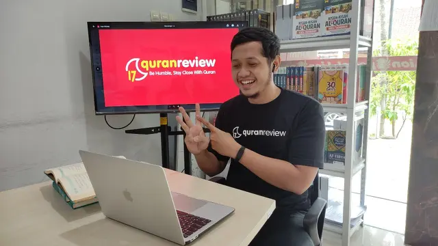 COO quranreview, Dida Utama tengah memberikan pembelajaran mengenai Alquran secara daring. (Ist)