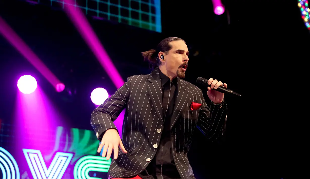 Kevin Richardson dan Backstreet Boys tampil di atas panggung selama Jingle Ball 2022 iHeartRadio KISS108 di TD Garden di Boston, Massachusetts (11/12/2022). Backstreet Boys menyanyikan lagu-lagu hits mereka. (Scott Eisen/Getty Images for iHeartRadio/AFP)