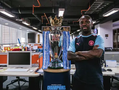 Legenda Manchester City, Shaun Wright-Phillips berpose bersama trofi Liga Inggris saat mengunjungi SCTV Tower di Senayan, Jakarta, Kamis (28/09/2023). (Bola.com/Bagaskara Lazuardi)