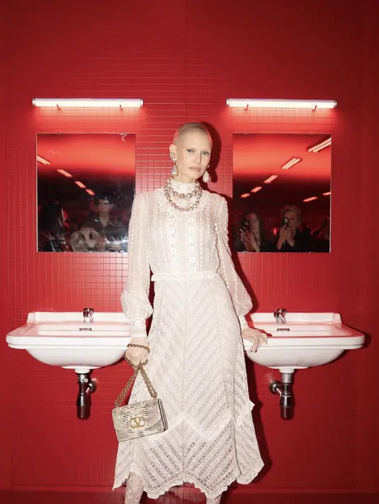 Tak ada yang memudarkan semangat Bianca di atas runway. [Foto: Instagram/ Bianca Balti]