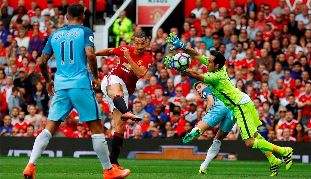 Kiper Manchester City, Claudio Bravo, gagal menghadang bola tendangan striker MU, Zlatan Ibrahimovic, yang berbuah gol dalam laga Premier League di Stadion Old Trafford, Sabtu (10/9/2016). (Reuters/Phil Noble)