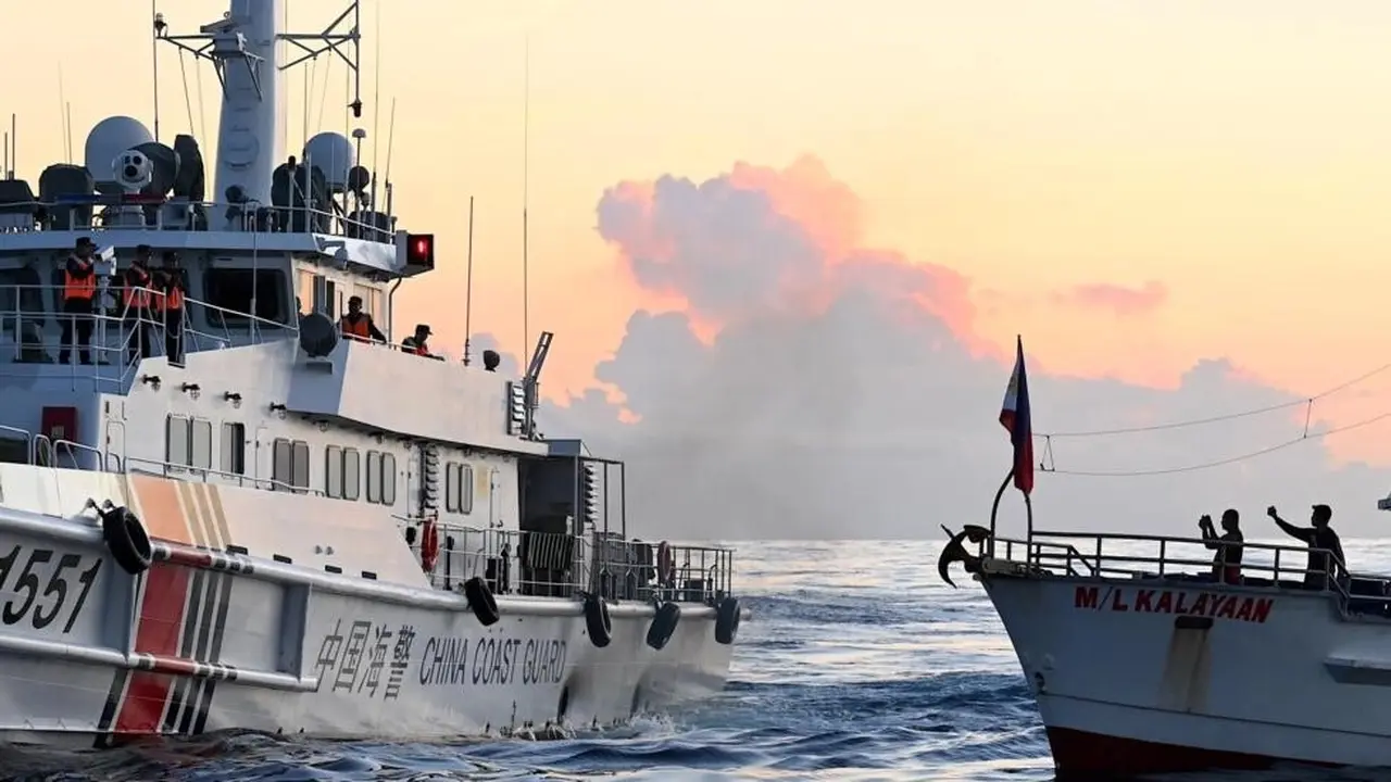 Sebuah kapal Penjaga Pantai China (Kiri) memblokir kapal pasokan sewaan dalam misi mengirimkan perbekalan ke kapal Angkatan Laut Filipina yang dilarang terbang di Second Thomas Shoal di Laut China Selatan. (Jam Sta Rosa/AFP)