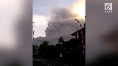 Gunung Agung terus mengalami erupsi. abu vulkanik tertiup angin menuju arah timur.