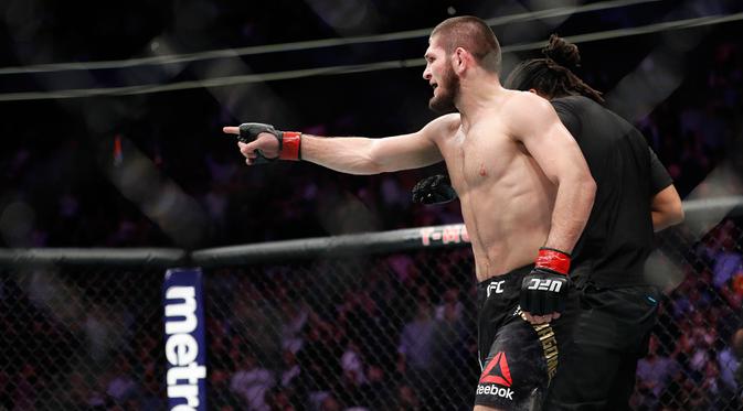 Khabib Nurmagomedov usai mengalahkan Conor McGregor dalam pertarungan UFC 229 di Las Vegas, AS (6/10). Nurmagomedov mengalahkan McGregor dan berhasil keluar sebagai pemenangnya. (AP Photo/John Locher)