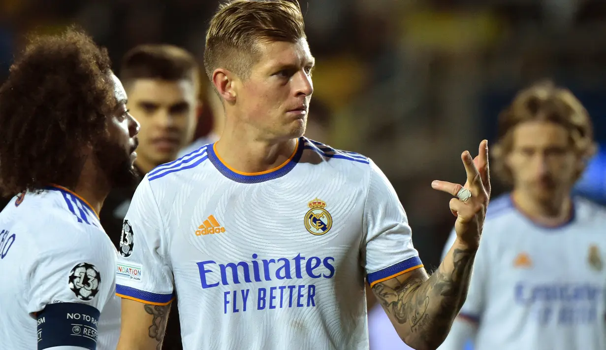 4. Toni Kroos masih terus jadi andalan bersama Luka Modric dan Casemiro di sisi tengah Real Madrid. Musim 2022/2023 Real Madrid memberikan gaji per pekan sebesar 421 ribu Euro atau setara 6,4 miliar rupiah. (AFP/Sergei Gapon)