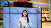Foto yang diambil di Seoul pada tanggal 17 April 2023 ini menunjukkan seorang aktor manusia (latar belakang-kanan) bersiap untuk menyampaikan laporan saat Zaien, salah satu manusia virtual paling aktif di Korea Selatan yang diciptakan oleh perusahaan Artificial Intelligence Pulse9 terlihat di layar untuk program berita pagi di stasiun televisi Korea Selatan. (ANTHONY WALLACE/AFP)