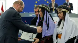 Nadia Murad Basee Taha dan Lamiya Aji Bashar, perempuan Irak dari suku Yazidi, menerima penghargaan Sakharov Prize 2016 dari Presiden Parlemen Eropa Martin Schulz dalam upacara penghargaan di Strasbourg, Prancis, Selasa (13/12). (REUTERS/Vincent Kessler)