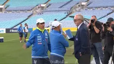 Berita video pelatih Honduras, Jorge Luis Pinto, protes karena media hadir saat timnya berlatih. This video presented by Ballball.