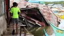 Lembaga tersebut mengatakan gempa yang terjadi pada pukul 22.37 waktu setempat (GMT 14.37) terjadi pada kedalaman 25 km, sekitar 30 km timur laut Kota Hinatuan. (AP Photo/Ivy Marie Mangadlao)