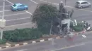 Tiga korban terlihat tergeletak di dekat pos polisi di depan Mal Sarinah, Jakarta, akibat sebuah ledakan, Kamis (14/1). Sampai berita ini diturunkan belum ada pihak aparat kepolisian yang dikonfirmasi mengenai informasi ini. (twitter.com/ReesEdward)