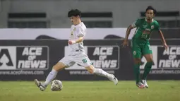 Pemain Persebaya Surabaya, Taisei Marukawa (kiri) menendang bola ke gawang PSS Sleman yang membuahkan gol saat laga pekan kelima BRI Liga 1 2021/2022 di Stadion Wibawa Mukti, Cikarang, Rabu (29/09/2021). (Bola.com/Bagaskara L
