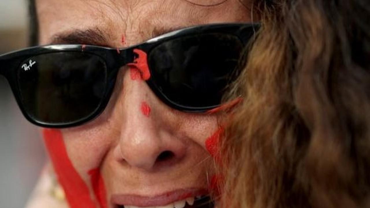 Tangis para ibu tentara Israel ini juga pecah selama melakukan aksi protes tersebut. Foto: REUTERS / Marko Djurica<br>