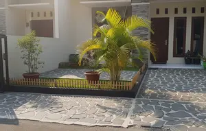 6 Inspirasi Teras Rumah Subsidi dengan Batu Alam dan Palem Kuning, Tampil Asri dan Elegan