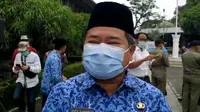 Bupati Garut Rudy Gunawan memberikan penjelasan kepada wartawan ihwal meroketnya jumlah pasien dan kematian akibat  Covid-19 di Garut. (Liputan6.com/Jayadi Supriadin)