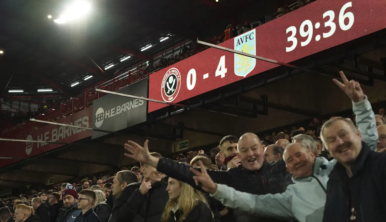 Para pendukung Aston Villa merayakan keunggulan 4-0 atas Sheffiled United pada laga lanjutan Liga Inggris 2023/2024 di Bramall Lane, Sheffiled, Inggris, Minggu (04/02/2024) dini hari WIB. (AP Photo/Dave Thompson)