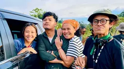 Jalani proses syuting di Kalimantan, banyak dari momen kebersamaan keduanya banyak diabadikan dalam media sosial Instagram. Selain itu akun resmi film Petualangan Sherina 2 juga kerap bagikan perjalanan syuting yang sampai saat ini dalam produksi. (Liputan6.com/IG/@sherinasinna)