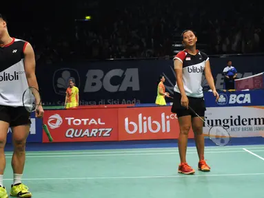 Ganda campuran Indonesia, Riky Widianto/Richi Puspita Dili mengekspresikan kekecewaan gagal meraih poin saat laga melawan Zhang Nan/Zhao Yunei (Tiongkok) di 16 besar BCA Indonesia Open 2016, Jakarta, Kamis (2/6/2016). (Liputan6.com/Helmi Fithriansyah)