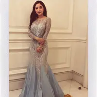 Dalam keseharaiannya saja, Nikita Willy memang kerap tampil glamor. Hal serupa pastinya juga terjadi saat ia menghadiri sebuah acara. Seperti di foto ini, Nikita tampak memesona dengan gaun silvernya yang menjuntai. (Instagram/nikitawillyofficial94)