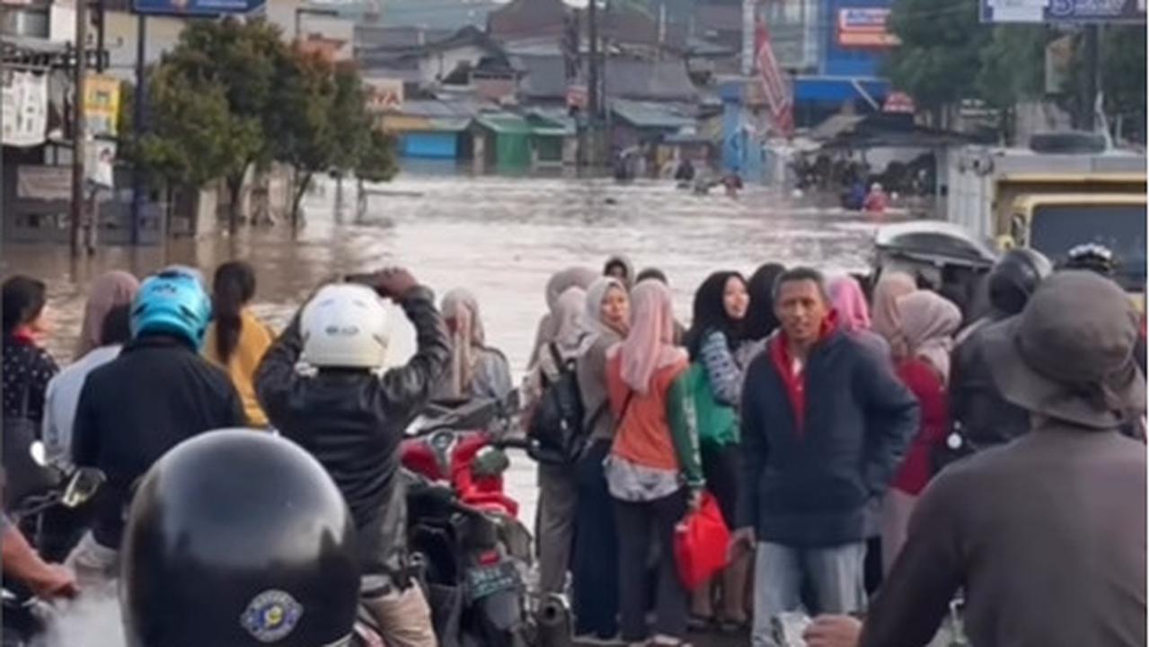 Banjir Sebabkan Macet di Dayeuh Kolot dan Baleendah
