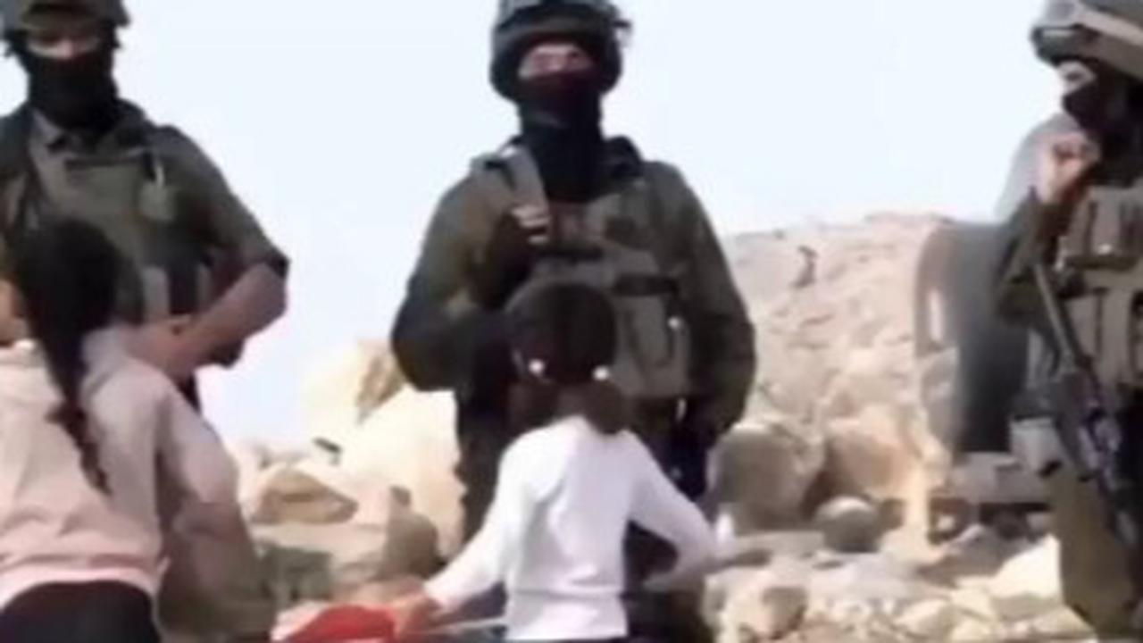 Momen Tiga Tentara Israel Dibuat Tak Berkutik di Depan Dua Bocil Palestina, Aksinya Jadi Sorotan