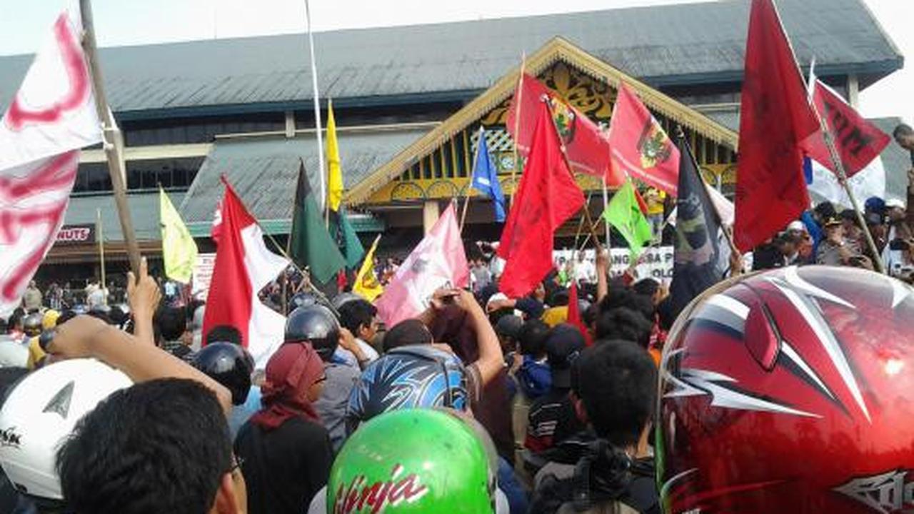 Demonstran lumpuhkan Bandara Polonia