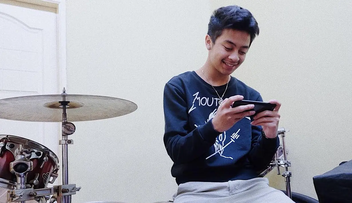 (Instagram/bastiansteel)