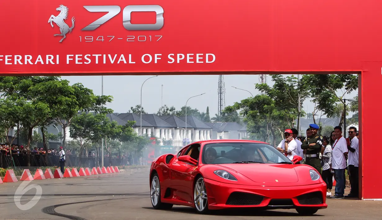 Pengemudi bersiap melakukan drifting saat unjuk kebolehan dalam Ferrari Festival of Speed di BSD City, Tangerang Selatan, Minggu (23/04). Ajang ini dihadiri oleh lebih dari 100 supercar berlambang kuda jingkrak. (Liputan6.com/Fery Pradolo)
