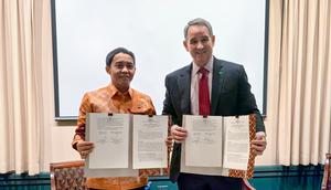 Menteri Kehutanan (Menhut) Raja Juli Antoni menandatangani Joint Statement bersama Robert Menzi, Executive Vice President dan Chief Operating Officer Wildlife Conservation Society (WCS) di Kebun Binatang Bronx, AS. (dok. Biro Humas Kemenhut)