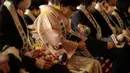 Pemilik robot anjing "aibo" dalam upacara doa di aula kuil untuk menandai Festival Shichi-Go-San di Kuil Kanda Myojin, Tokyo, Jepang, Jumat (11/11/2022). Lebih dari 60 pemilik "aibo" menghadiri acara tradisional yang diadakan setiap tahun dengan mendoakan kesehatan yang baik di masa depan untuk anak perempuan berusia tiga dan tujuh tahun dan anak laki-laki berusia lima tahun. (Richard A. Brooks / AFP)
