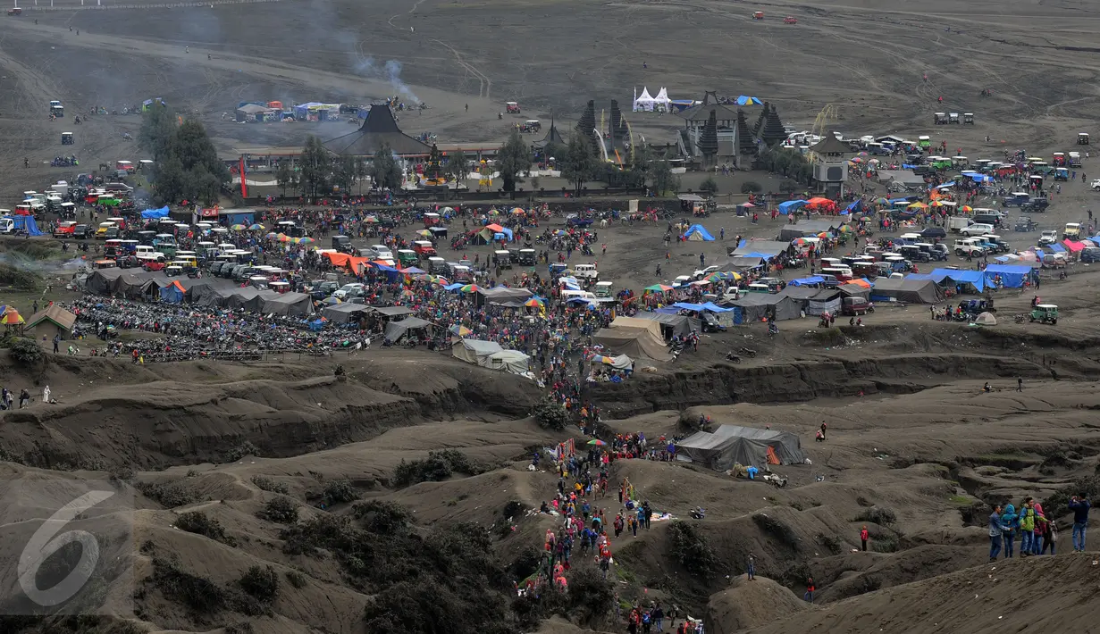 Suasana sekitar Pura Luhur Poten di lautan pasir kawasan Gunung Bromo, Taman Nasional Bromo Tengger Semeru, Jawa Timur, Kamis (21/7). Meski berstatus waspada, intensitas kunjungan ke Gunung Bromo justru meningkat. (Liputan6.com/Helmi Fithriansyah) 