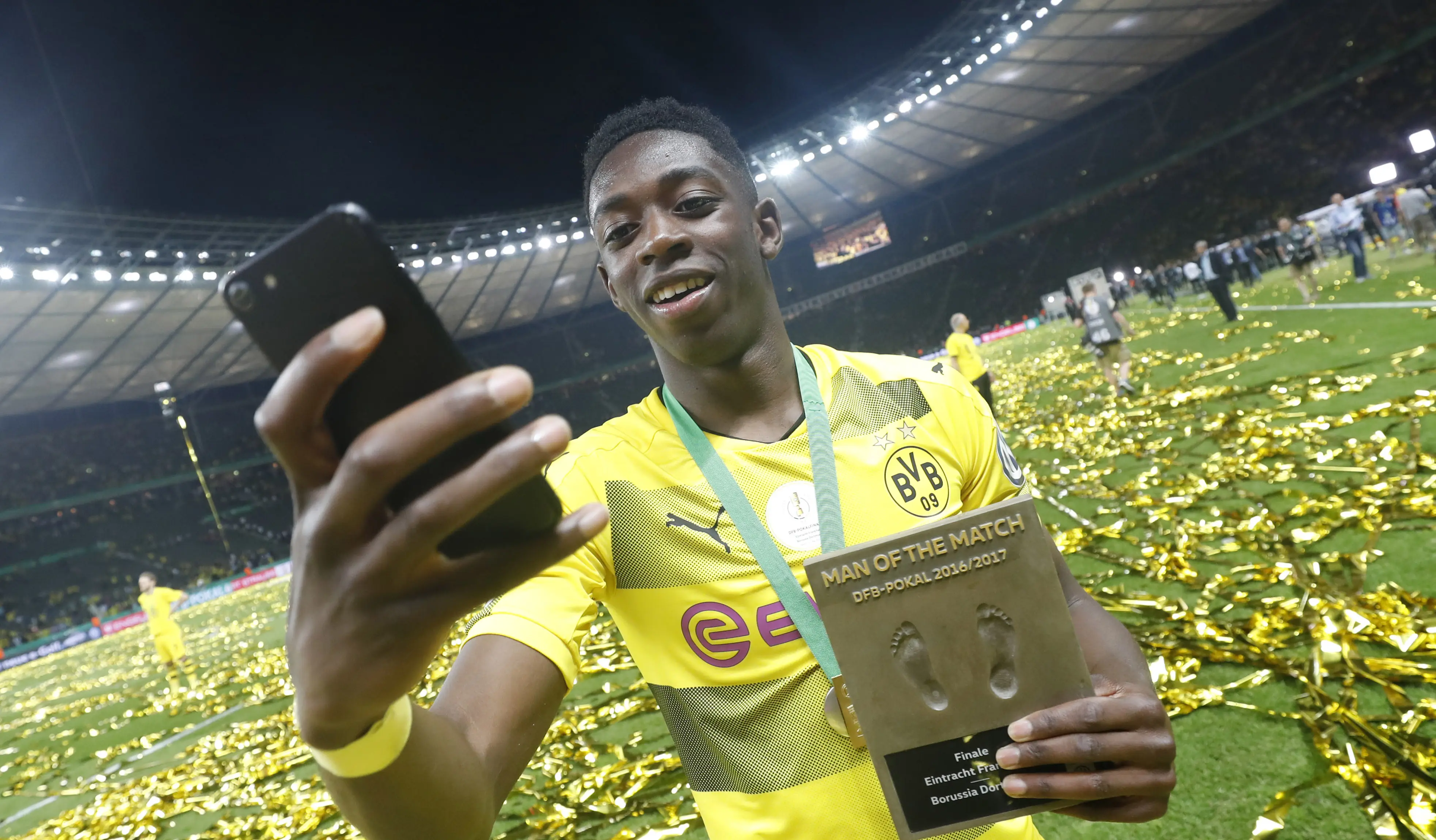 Pemain Dortmund, Ousmane Dembele merayakan kemenangan timnya pada final Piala Jerman usai mengalahkan  Eintracht Frankfurt di Olympic Stadium, Berlin, Jerman, (27/5/2017). (EPA/Felipe Trueba)