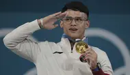 Tampil di urutan terakhir dari total 29 atlet Indonesia yang berlaga di Olimpiade Paris 2024, Rizki Juniansyah betul-betul menjadi penutup yang manis bagi kontingen Indonesia. Atlet berusia 21 tahun itu sukses menyumbang medali emas kedua untuk Indonesia dai kelas 73 kg putra cabor angkat besi yang berlangsung di Paris Expo Porte de Versailles, Paris, Jumat (9/8/2024) dini hari WIB. Rizki mampu mengangkat total 354 kg yang menjadi rekor baru Olimpiade dengan rincian 155 kg pada angkatan snatch dan 199 kg untuk clean and jerk. (AP Photo/Kin Cheung)